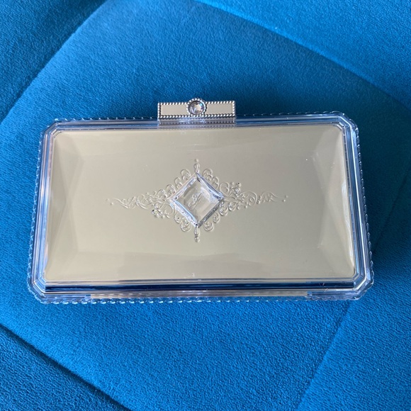 Jill Stuart Everlasting Silk Powder Foundation in 103 Nude - Picture 2 of 5